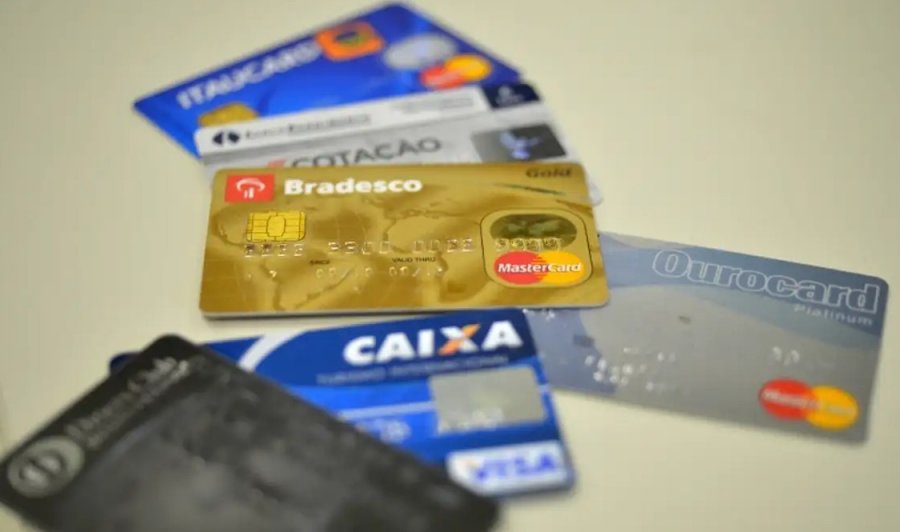 Imagem sobre Juros do cartão de crédito chegam a mais de 400%